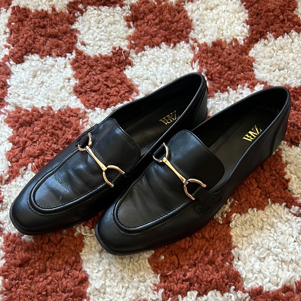 Zara GOLD BUCKLE LOAFERS